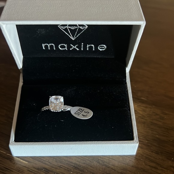 NIB Maxine Jewelry Travel Engagement Ring 4.5 - Picture 7 of 9
